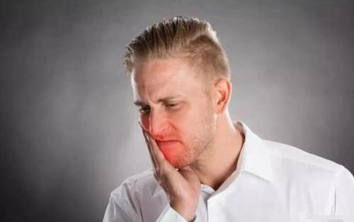 钴铬合金烤瓷牙牙龈变黑怎么处理,烤瓷牙崩瓷了怎么修复