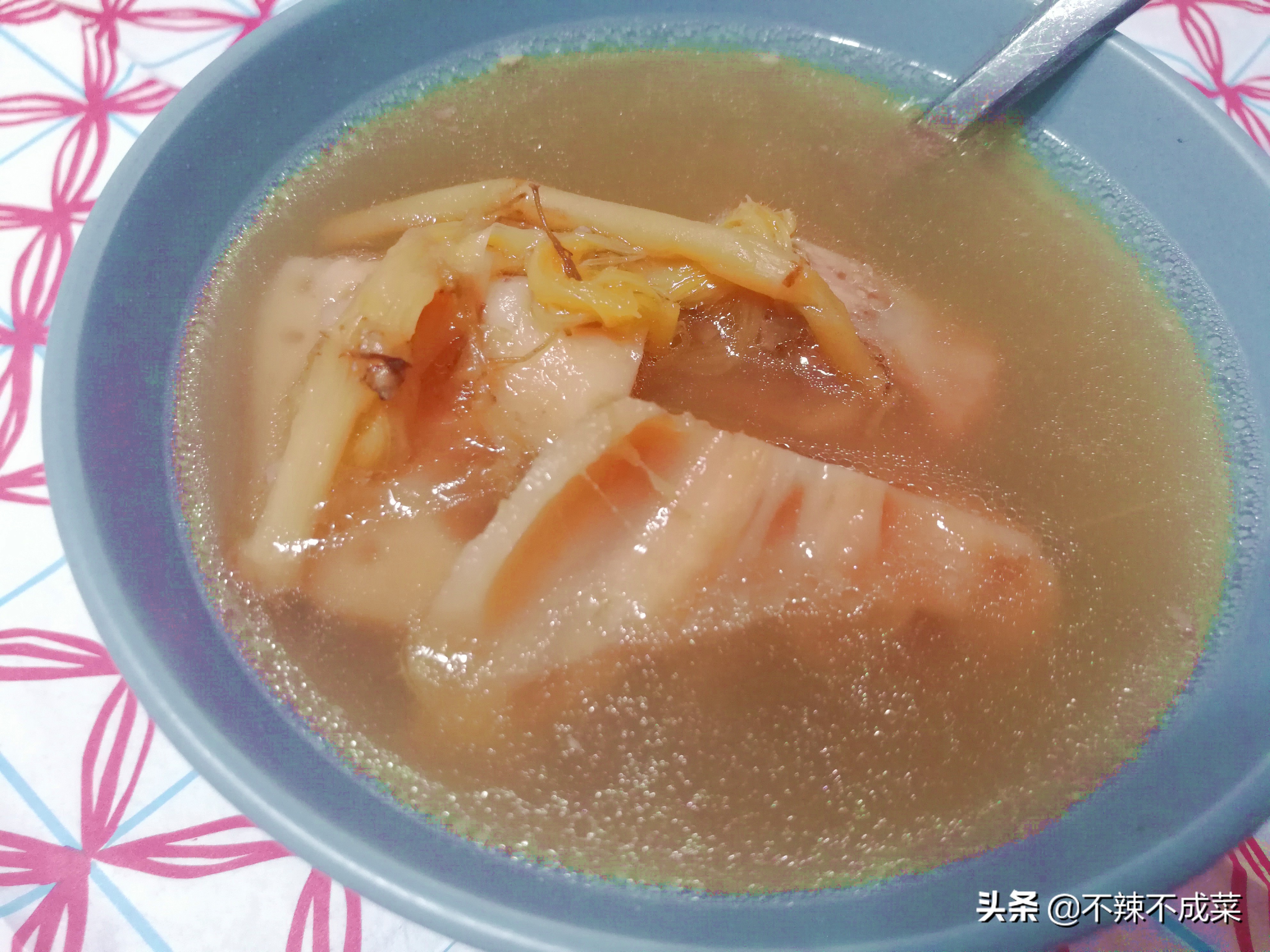 莲藕排骨汤适合冬天喝吗,鱼腥草红萝卜莲藕猪骨汤怎么煲