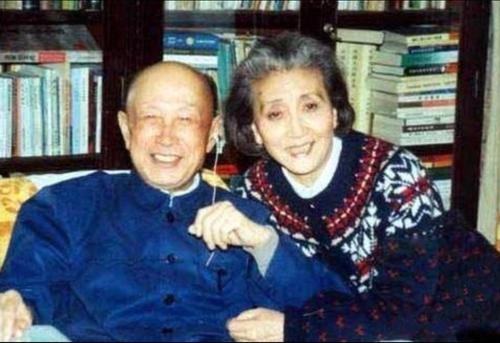 世界上最伟大的科学家爱因斯坦,牛顿和爱因斯坦谁是真正的天才