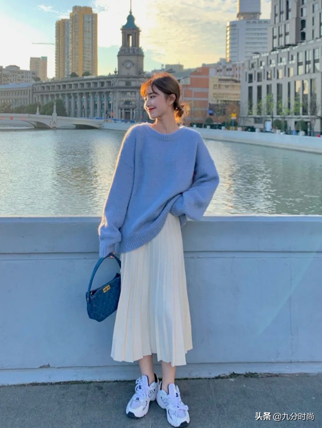 有品位的女人冬天衣服不用太多,今年秋冬最火的马海毛毛衣