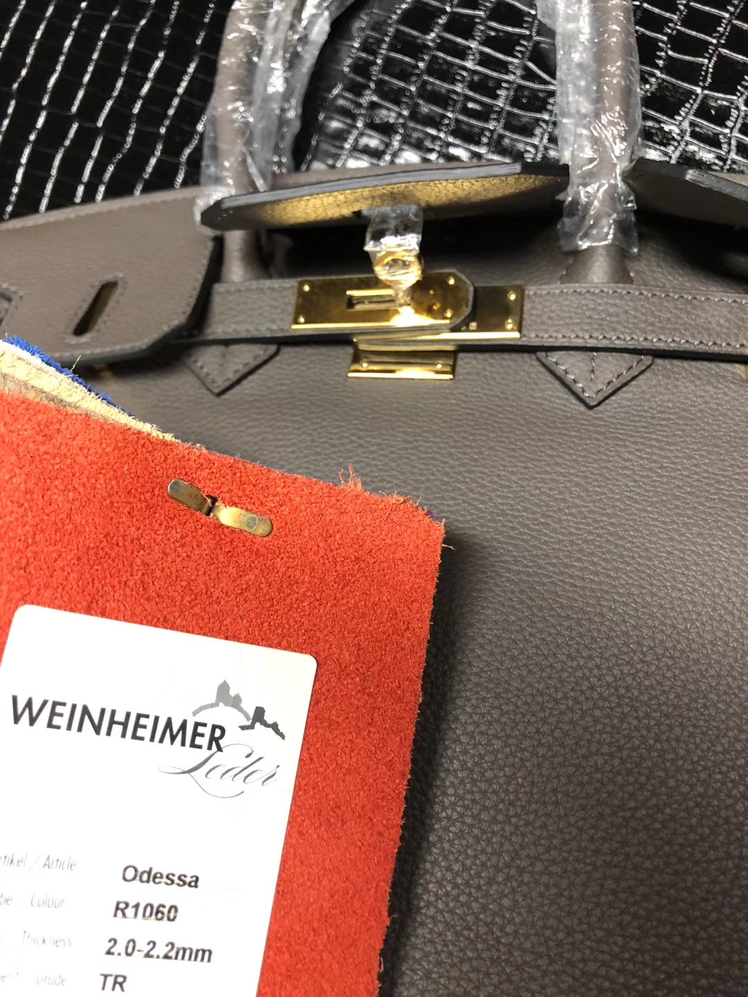 香奈儿、爱马仕原厂皮流出！仿品真假难辨，买奢侈品包包需谨慎