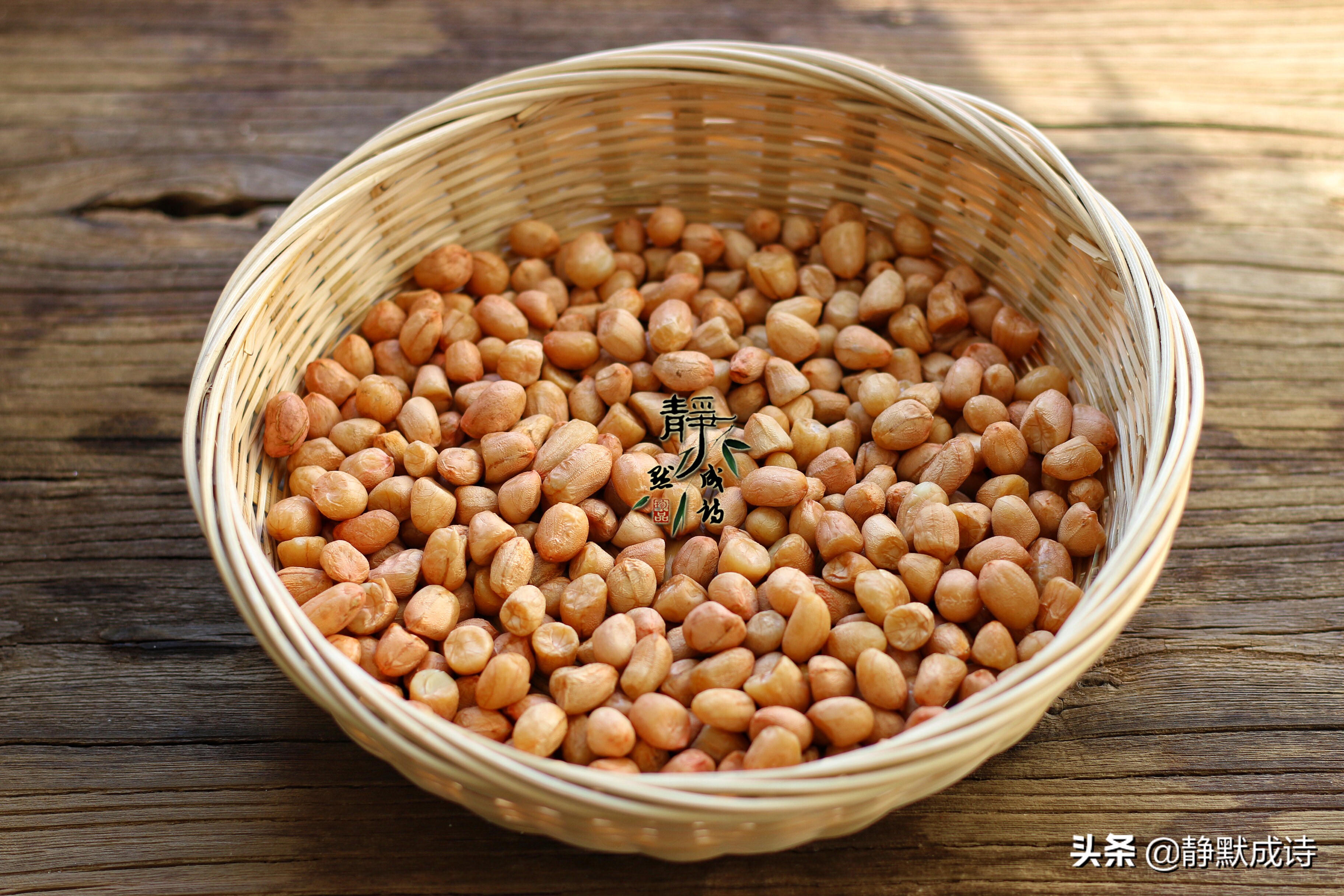 油炸花生米放了几天不脆了怎么办,油炸花生米返潮怎么用微波炉