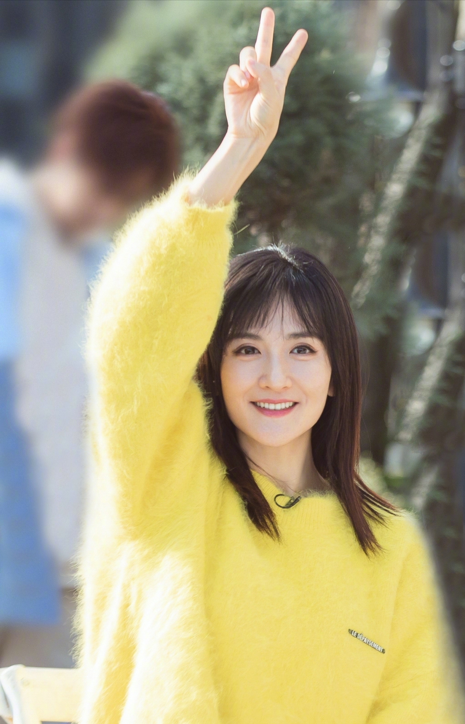 娜最新节目造型曝光，穿“儿童卫衣”超显嫩，网友：哪像奔四女人