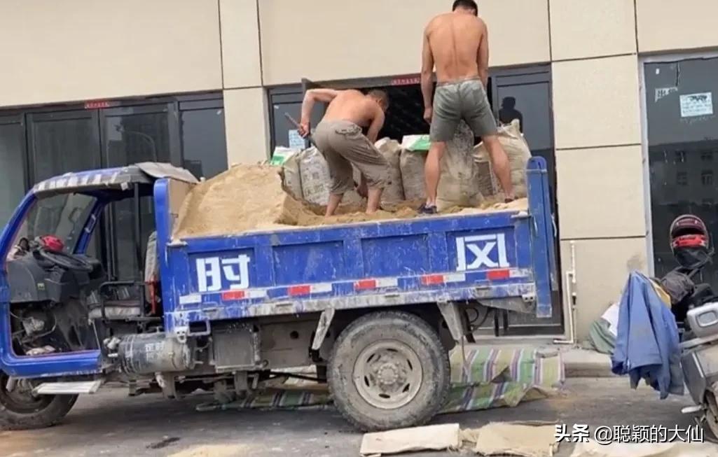 2元一袋沙子搬五楼，没有人愿意搬，现在的人不能吃苦？