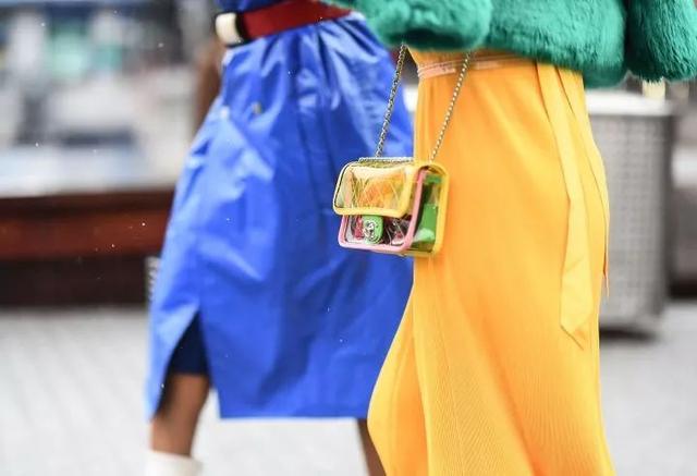 夏天气温太燥，“塑料”姐妹快备一款pvc包包降温