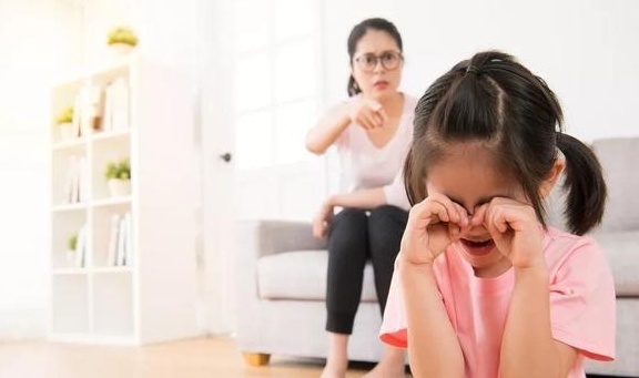 女孩夹腿是性意识萌发,两位妈妈的做法,把娃引向了不同的人生