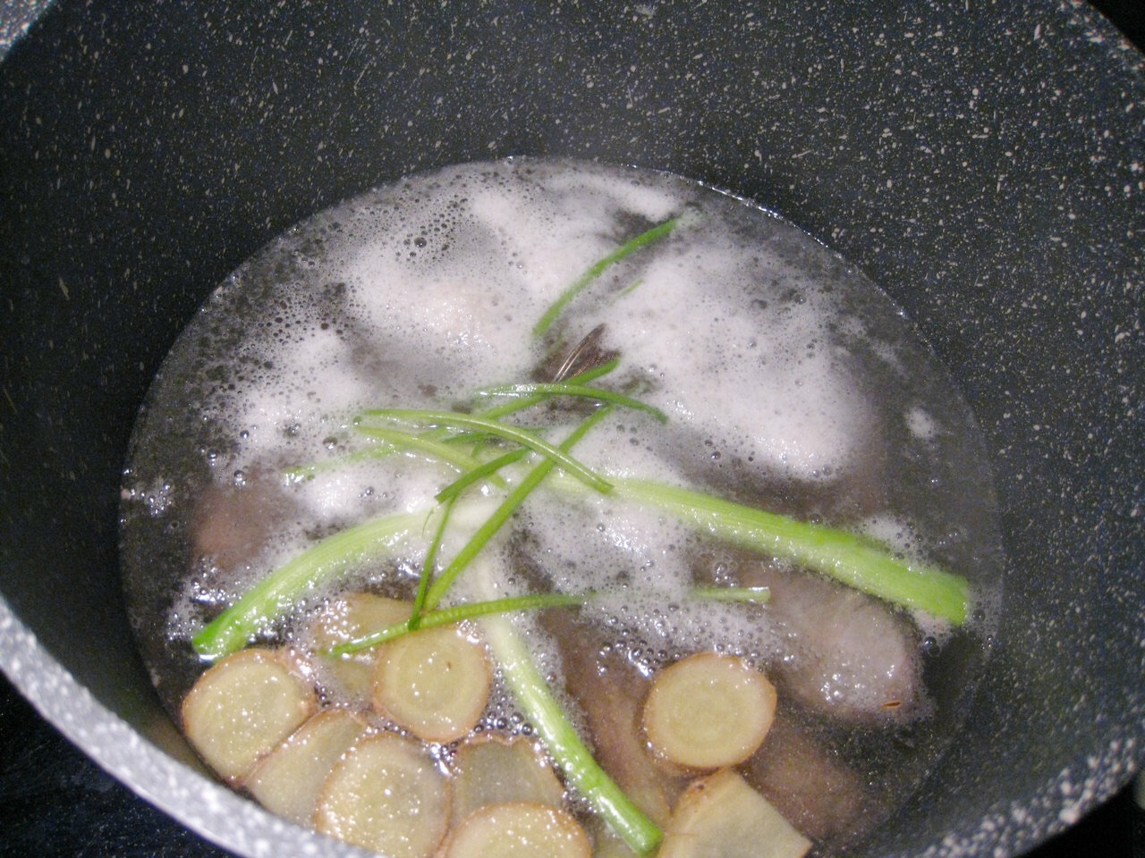 炖羊汤放什么料好喝,炖羊汤怎样汤白没膻味放什么大料