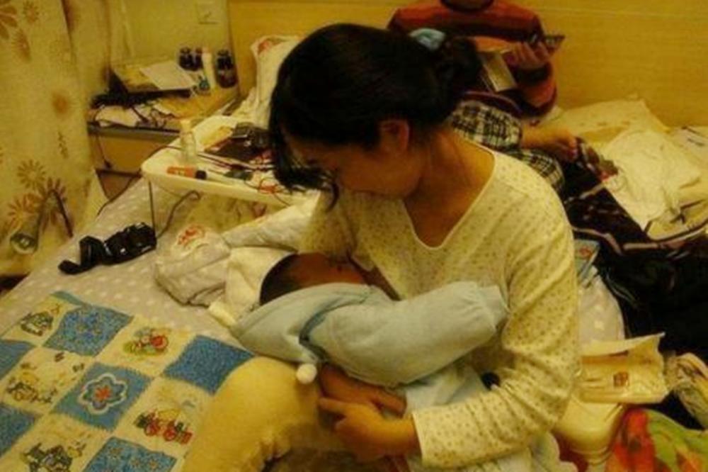 宝妈喂奶时可以用酒精消毒吗,宝妈喂奶要脱衣服吗