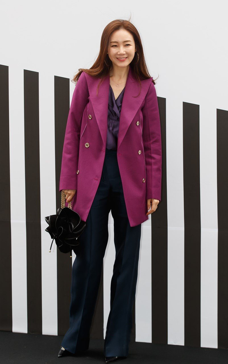 孙艺珍金智秀最相似的图片,崔智友同款风衣