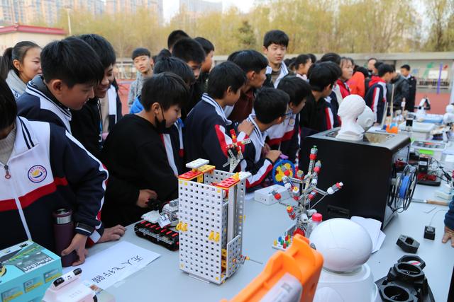 埋头实干促发展与时俱进求卓越许昌二中教育集团办人民满意的教育