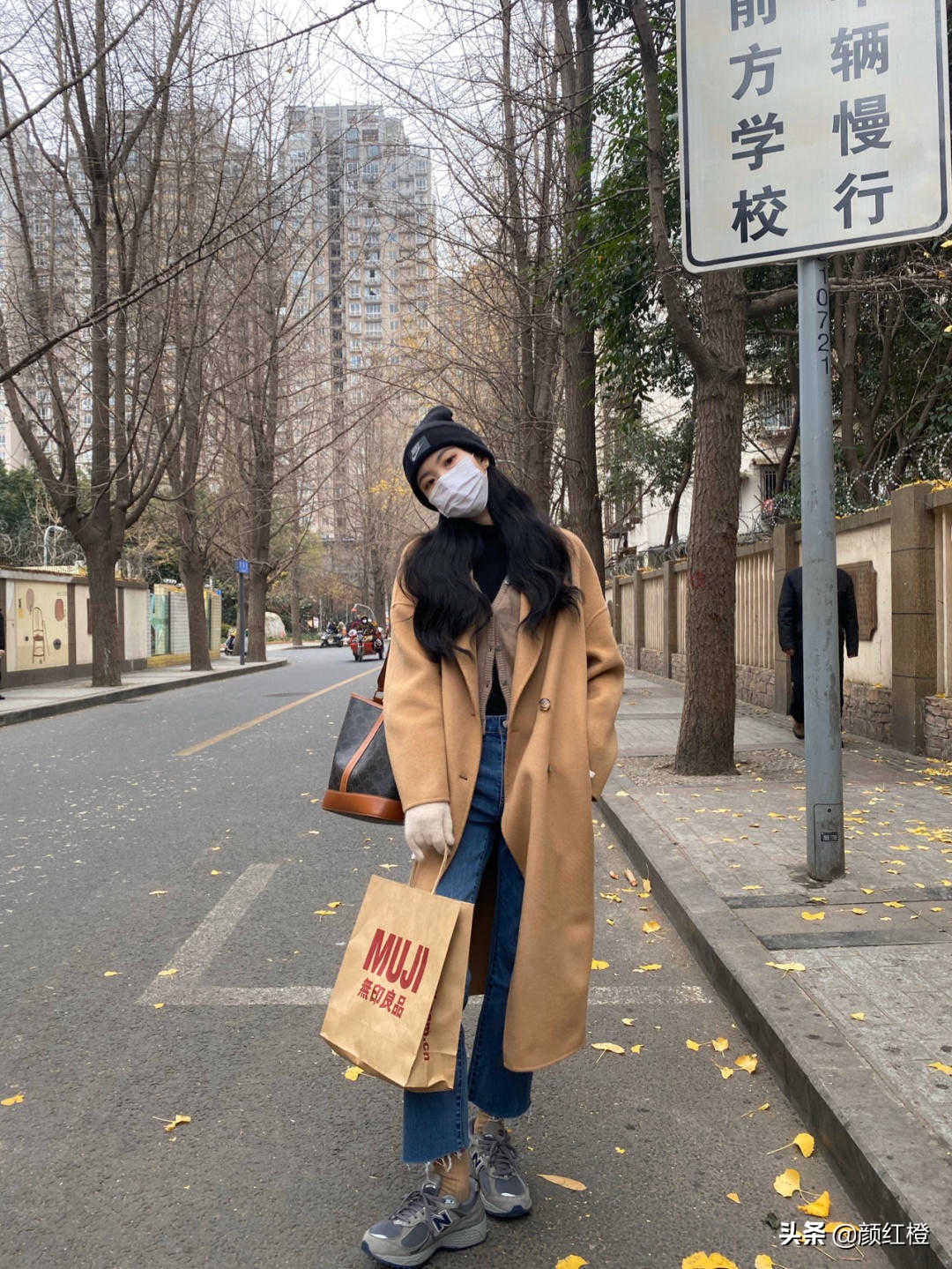 驼色长款大衣冬天怎么搭有女人味,冬季驼色大衣怎么搭配显年轻