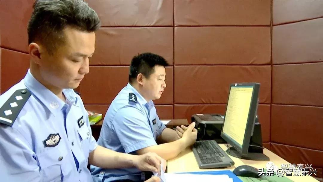 同样的违法行为，被警察罚了三次！这个泰兴人脖子上的金项链真粗