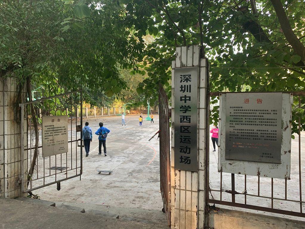 稀罕！运动场篮球架上没篮框？