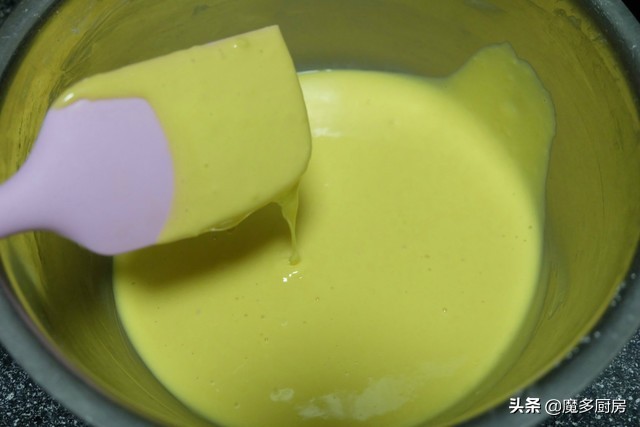 这才是电饭锅蛋糕正确的做法,用300g蛋糕预拌粉做电饭锅蛋糕