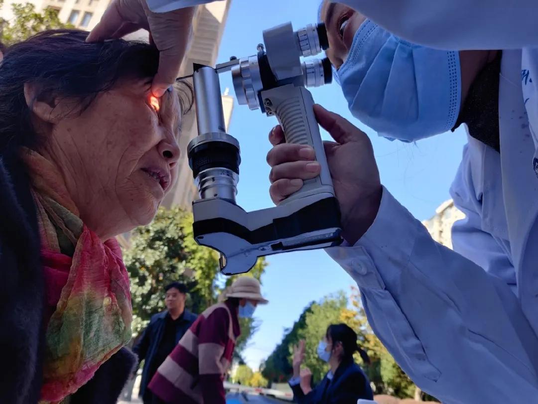 真情融入社区义诊温暖民心——重阳节敬老义诊活动顺利举办