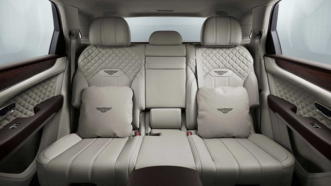 宾利添越2022新款几个选装包,宾利添越2021选装三块大屏