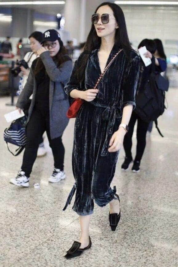 气质路线韩雪机场红配绿，这次女神的穿搭，你给几分