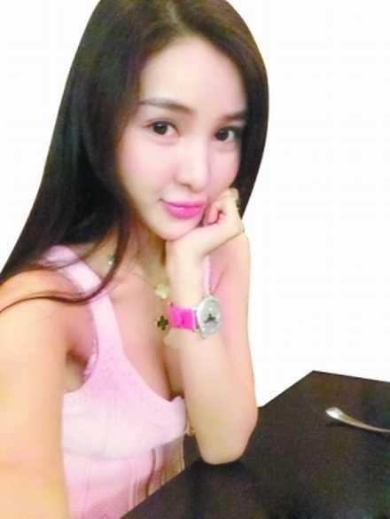 她肤白貌美，19岁开豪车，同时交往几十个男友，如今终于被抓了