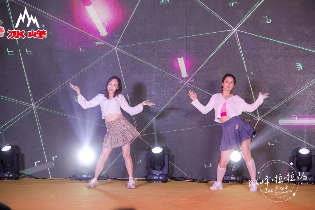 冰峰啦啦队助力十四运,冰峰汽水赞助球队