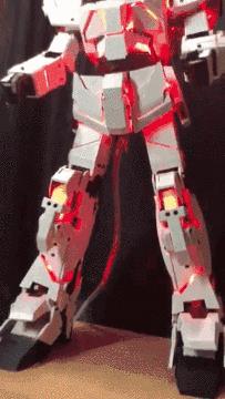 这*独台**角兽高达虽然没有台场的大，但不仅能发光，还能自动变形