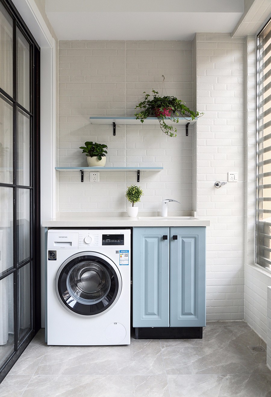 小户型阳台洗衣吊柜设计,阳台吊柜最实用的设计