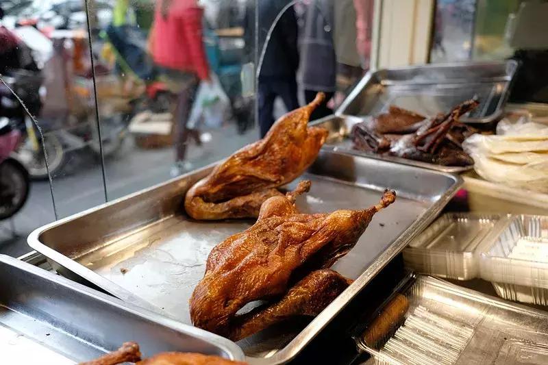 两百年呼童街，一百米烟火路，尝尝这里的美食吧