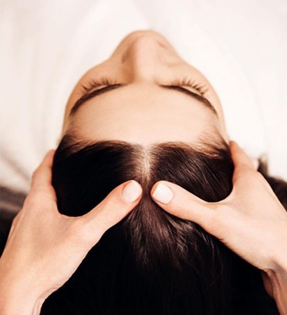 头皮晒伤脱皮后发痒是怎么回事,头皮晒伤可以用海蓝之谜精粹水吗