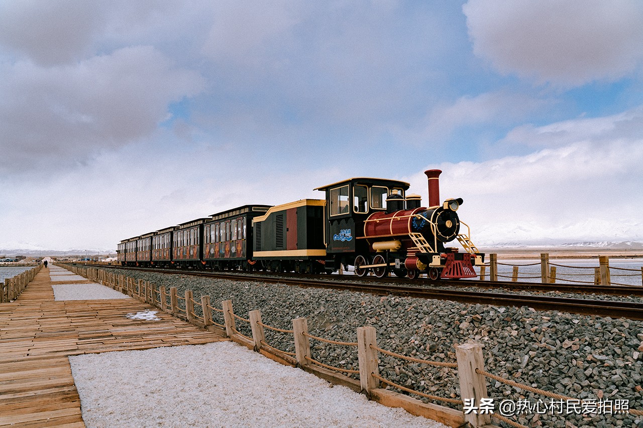 两个小伙去西藏,两个小伙在野外游玩
