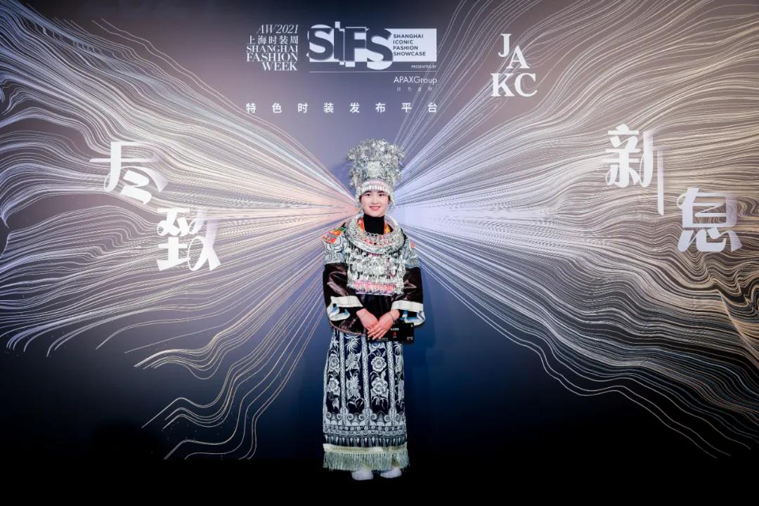 被央视点赞，有点惊艳！这位00后甜心苗妹勇闯上海时装周