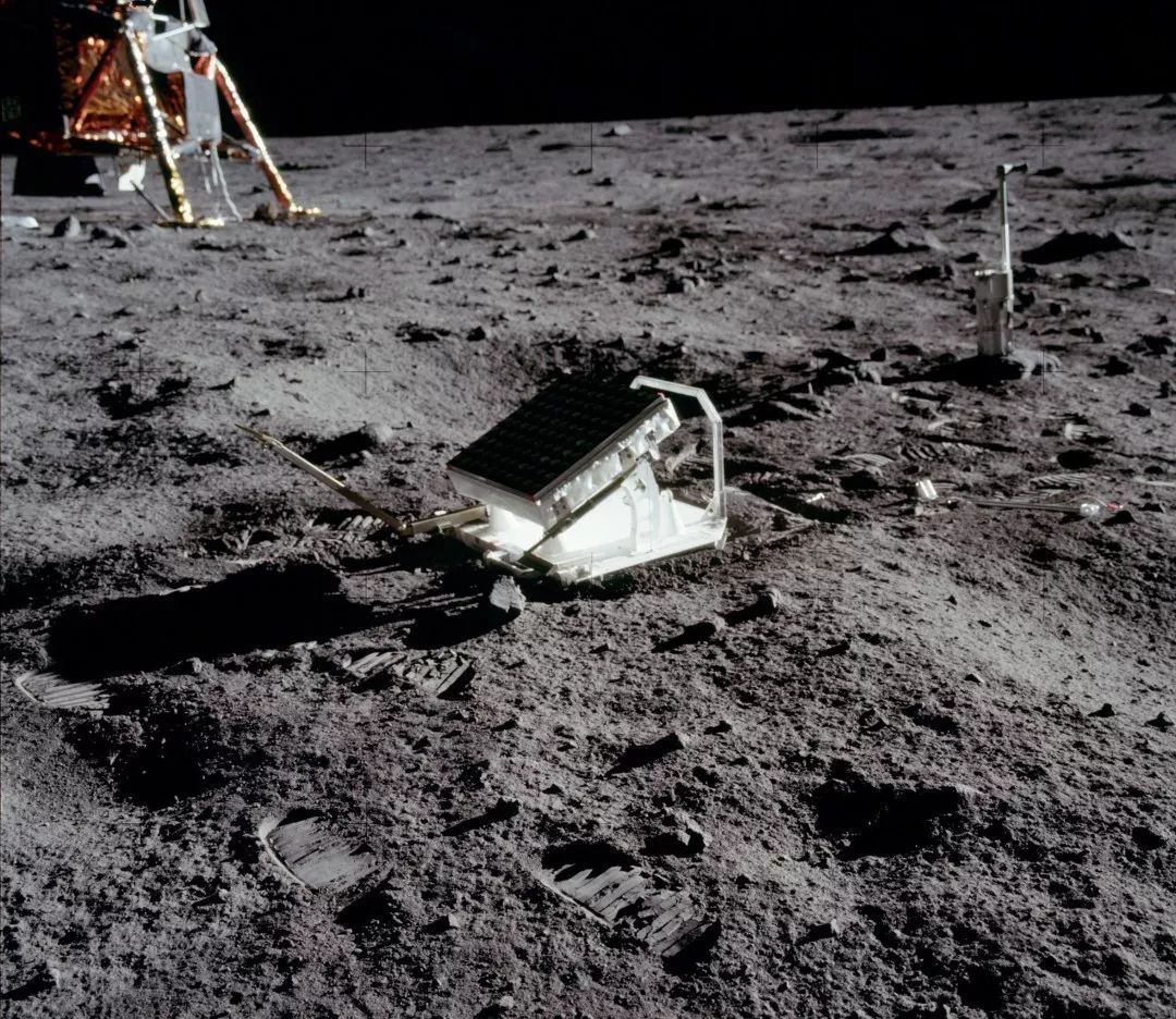 流浪地球：月球，爱你1000000万年