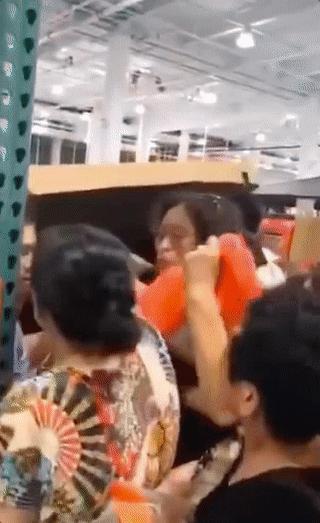 costco暂停营业视频,costco开业半天被买停罐车