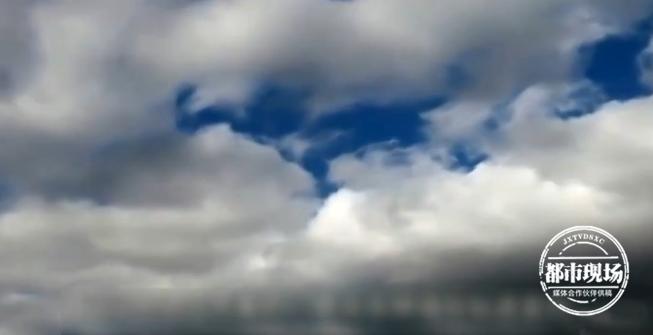 天空突然轰隆隆的一声巨响,天空突然雷鸣电闪