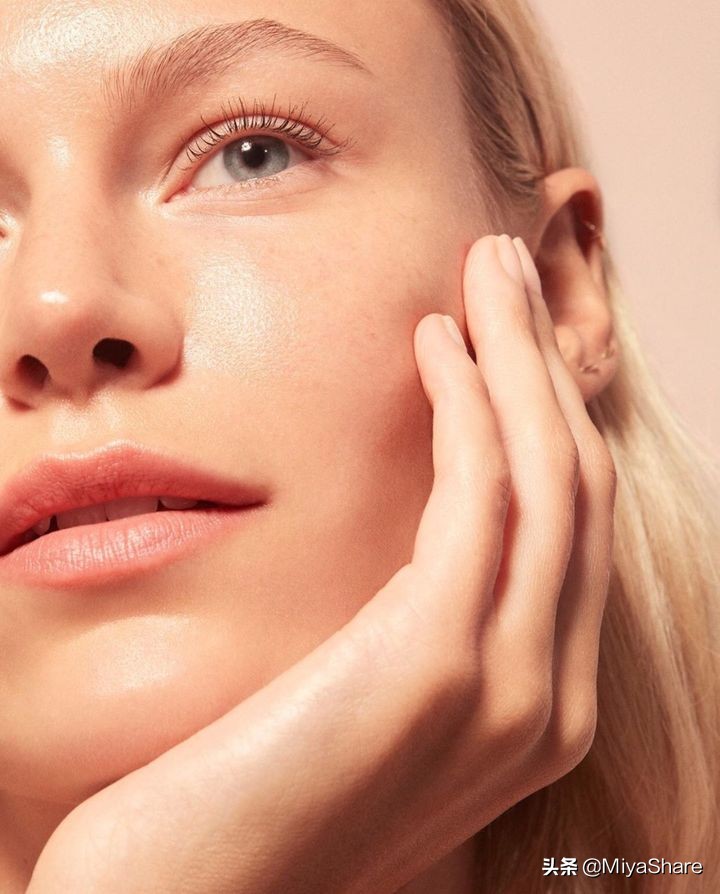 如何正确上粉底液不脱妆卡粉,涂粉底前怎么护肤不伤皮肤