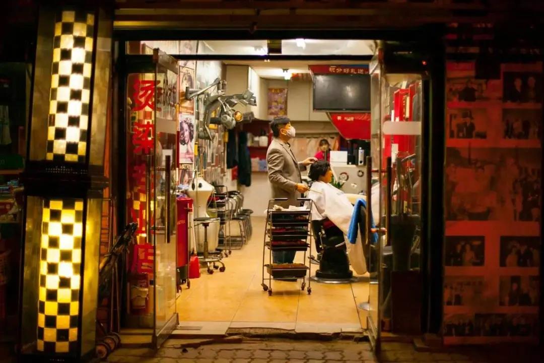 街头发廊怎么挣钱,街头染发1块钱