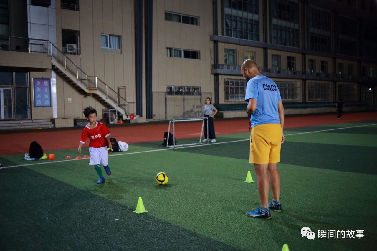 少年足球训练光脚日常,小学生夜晚足球训练