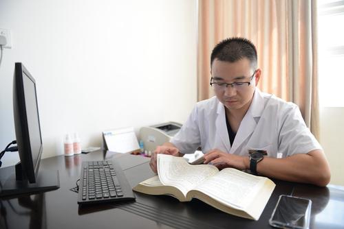 带孩子参加葬礼好吗,大人参加葬礼回家小孩哭闹