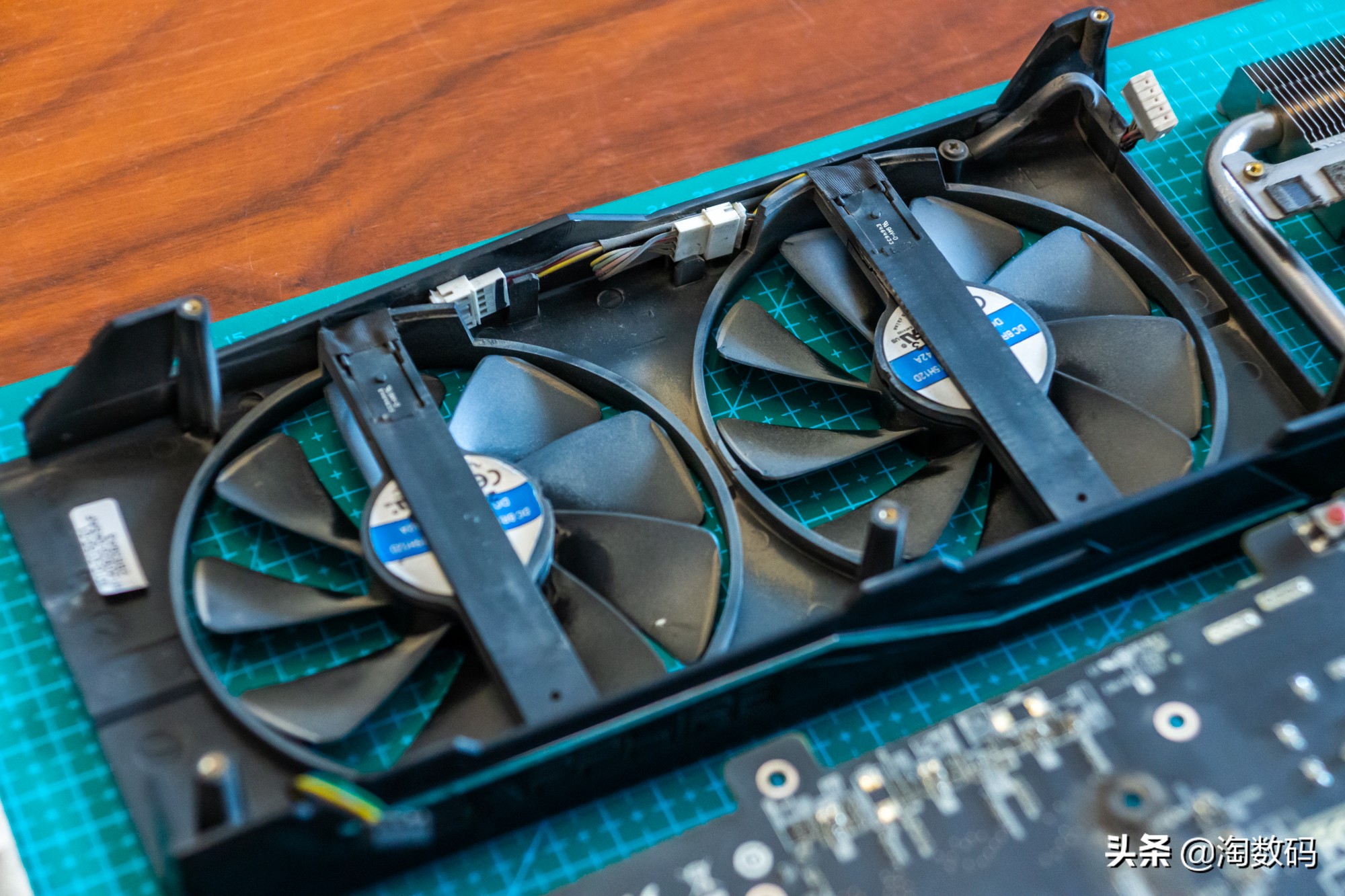 rx580蓝宝石8g超白金吃鸡测试,rx580满血版相当于哪个显卡