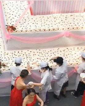 豪车旁边一辆自行车搞笑图,搞笑豪车旁边单车图