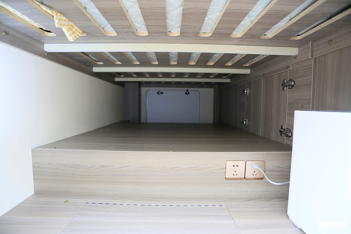 性价比入门房车,新飞国六平头轻卡房车