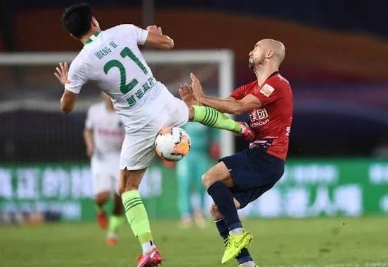 黄海王伟或将永久禁赛？上演断子绝孙脚染红离场，球迷：恶意违规