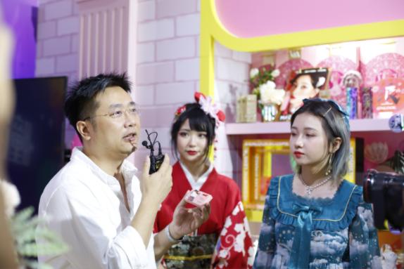 彩瞳出圈！4iNLOOKPOPmagic惊艳登场ChinaJoy