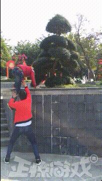 看了整整七分钟，他们最终还是上去了