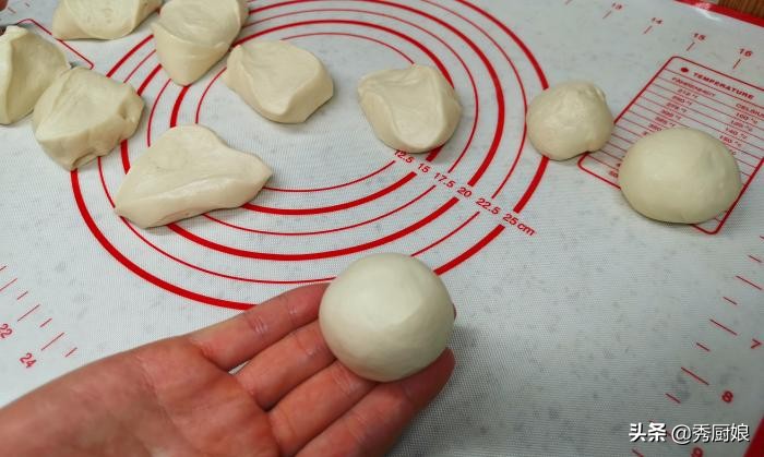 家里有面粉，就能做香酥手抓饼，1次做上30张，5分钟搞定全家早餐