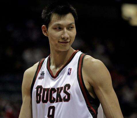 易建联场下内敛,低调内敛易建联