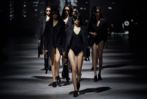 初入职场的女性对衣服的选择,职场应该穿什么衣服女生