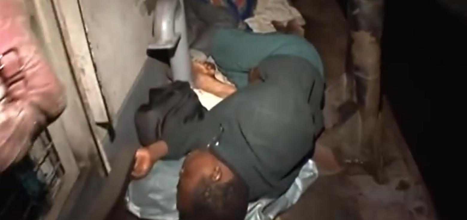 非洲货船严重超载，1700人挤在上面没有厕所，晚上开船用手电照明