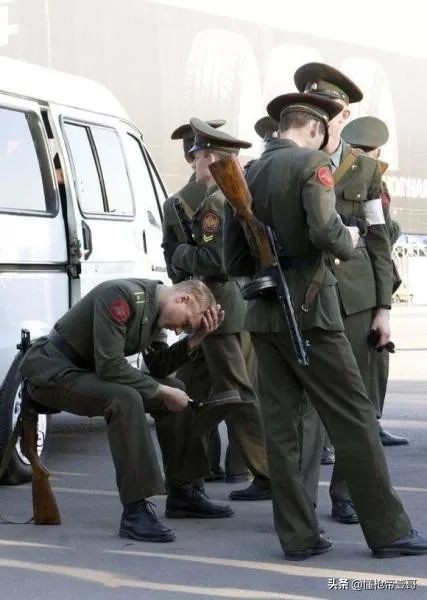 躲在铁王八里不一定安全，自卫*器武**显得尤其重要