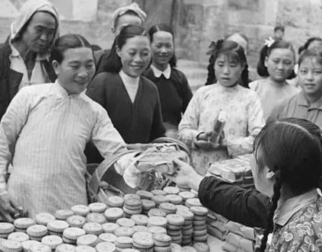 70年代吃月饼过中秋节的视频,7080后的回忆中秋节拿月饼