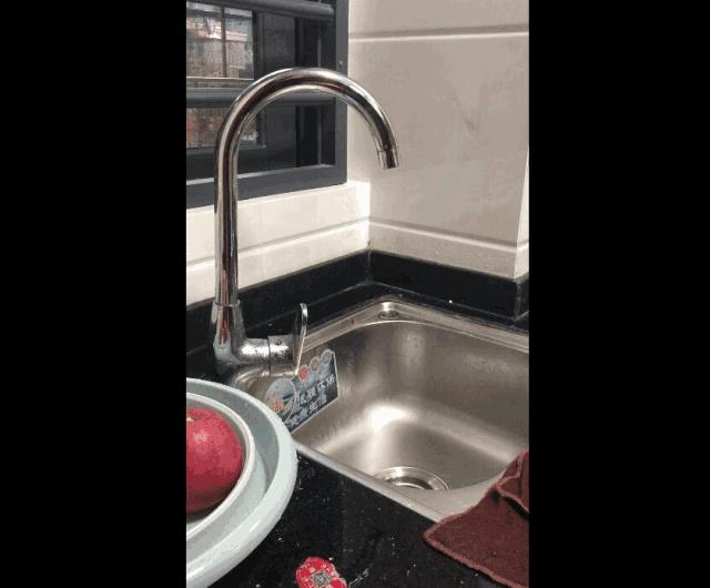 水龙头套上它，厨房台面再不溅一滴水！1年少缴300块水费