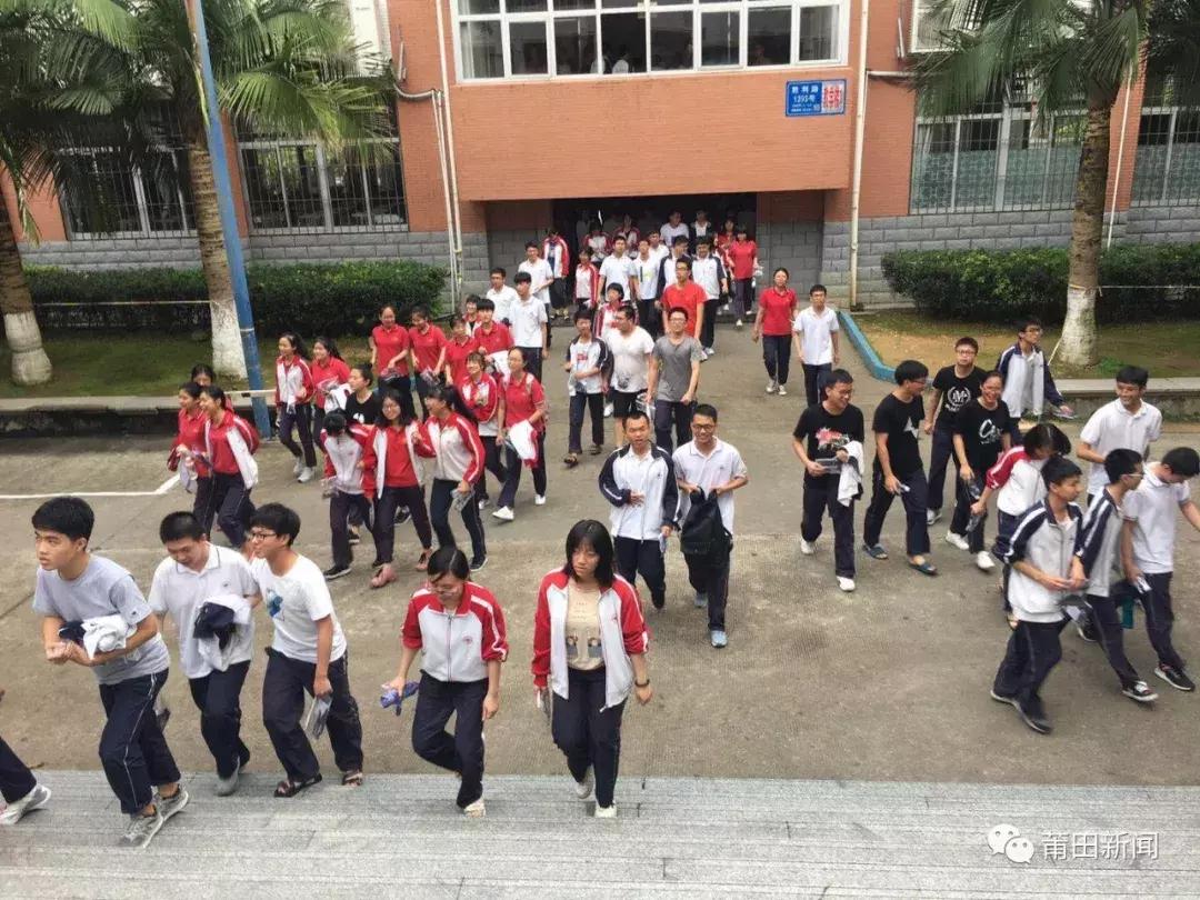 考完啦！莆田考场外上演“00”后深情告白！这些场景都太美~~